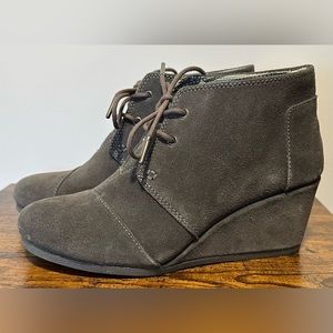 Tom’s Women’s Gray Suede Wedge Booties Size 9
